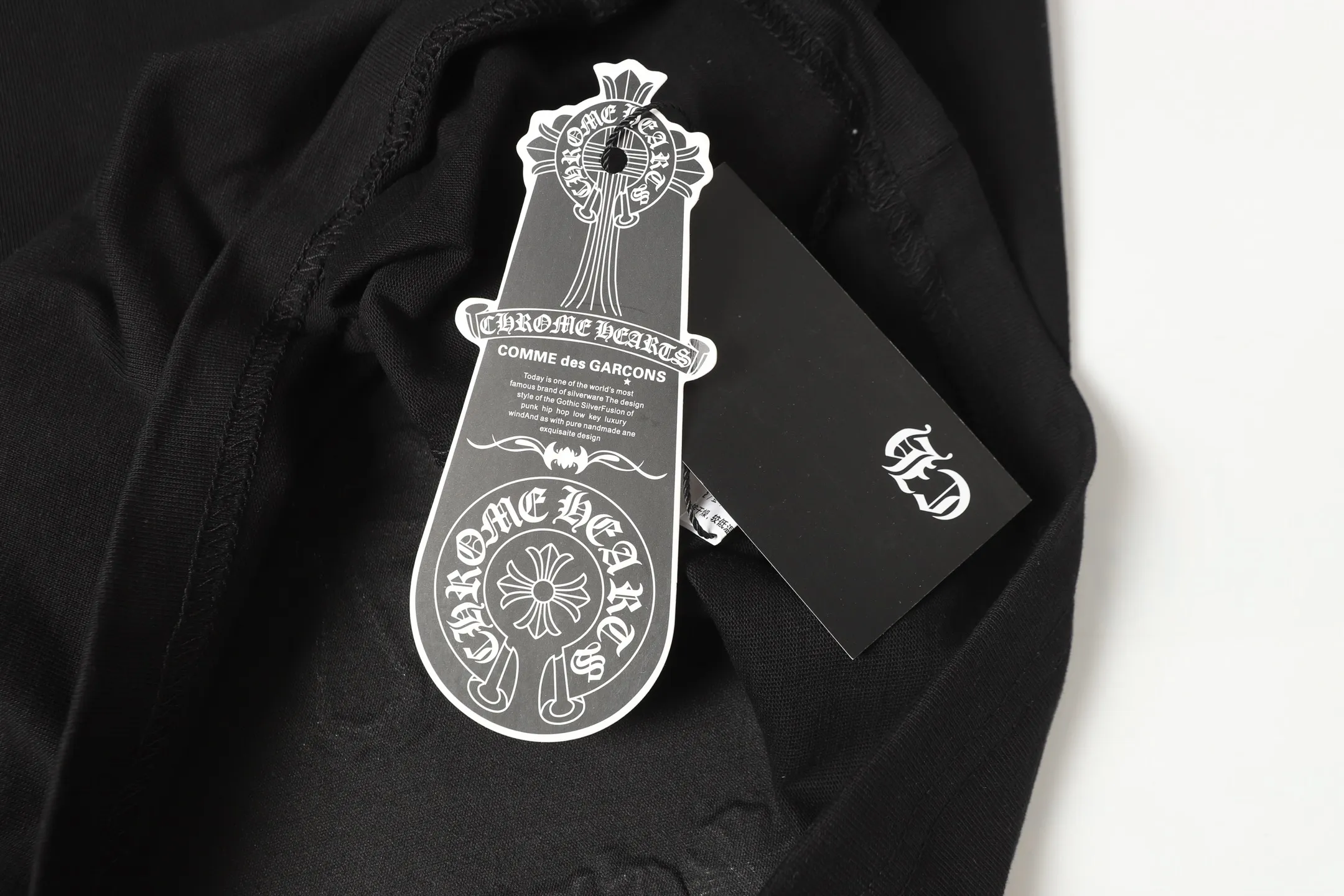 P170 Chrome Hearts CH Chrome Hearts leather cross short-sleeved T-shirt Uses direct injection imported machine printing Hardware and accessories are all milled and customized Correctly configured Black 2025 Chrome Hearts authentic packaging 280 grams of custom-dyed double-yarn cotton Large version Loose and stylish Different from lower versions The slim and long version The upper body pulls the hips 100% commitment: top quality Do not make fast food The highest version on the market Top quality - different from the ordinary versions in the market If you care about quality You must also respect the price. Absolutely zero after-sales service. The return rate so far is 0. It’s hard not to love the style. - 280g double yarn cotton custom-dyed fabric. - Correct high-density main mark. Washed tag. Hand-sewn.